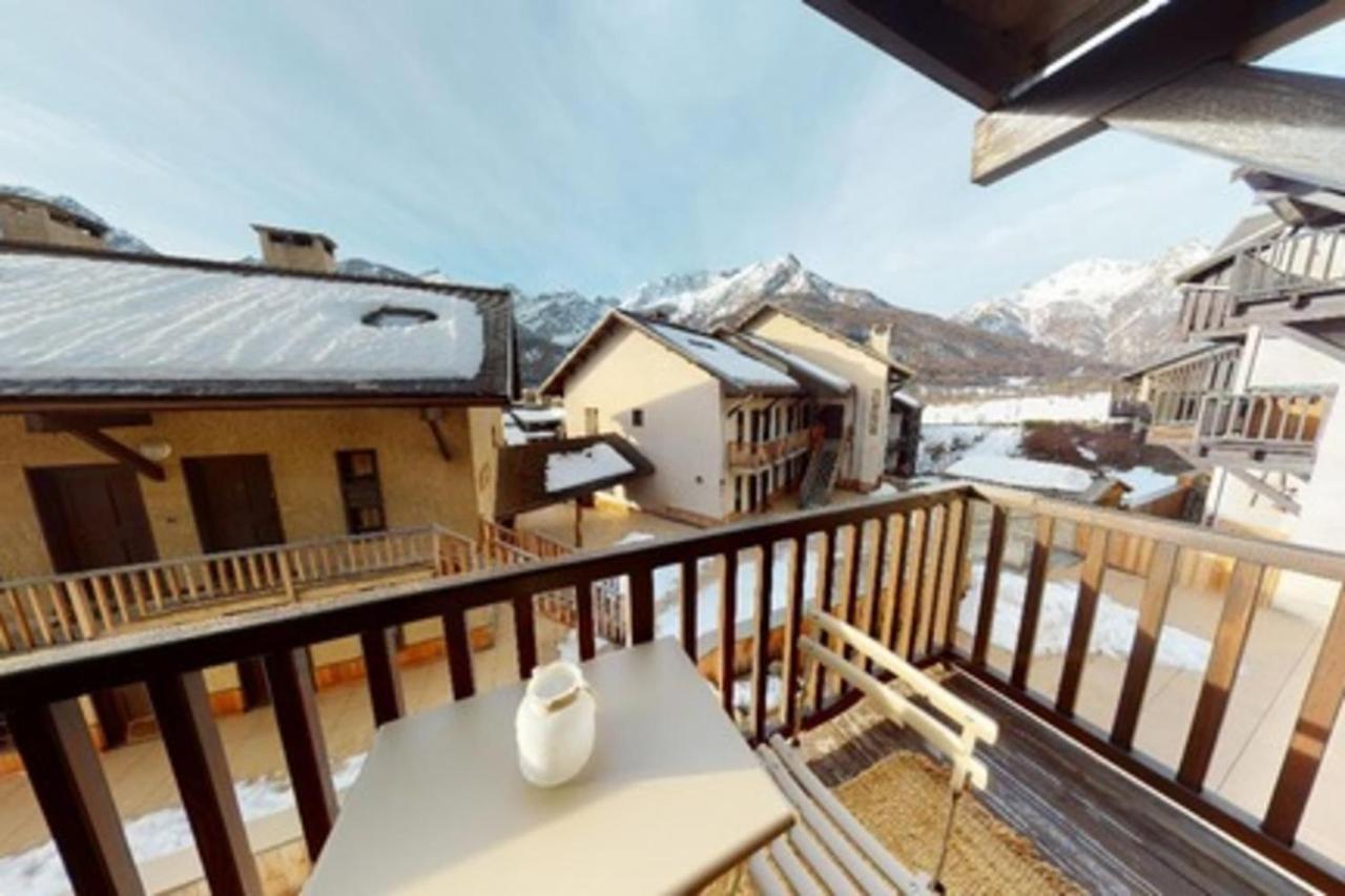 Bright 30 M With Balcony Center Apartment